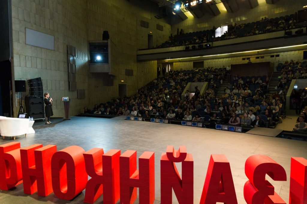 Мила Колпакова выступает перед залом